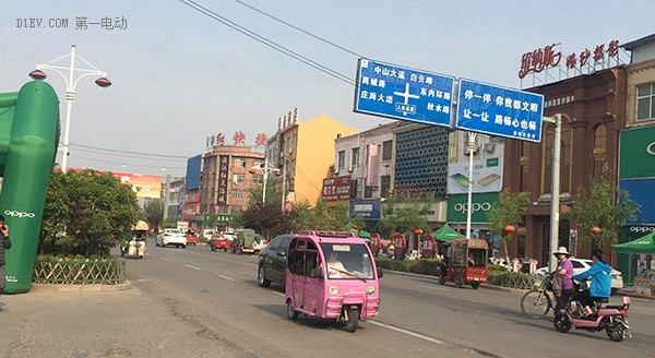 老年人多開帶蓬三輪電動(dòng)車