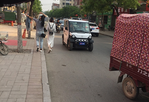 民权街道上随处可见的低速电动车