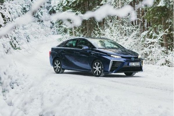 Тестовые фотографии автомобиля Toyota на топливных элементах Mirai будут представлены в Европе