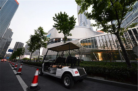 驭势科技无人驾驶车在杭州来福士广场投入运营