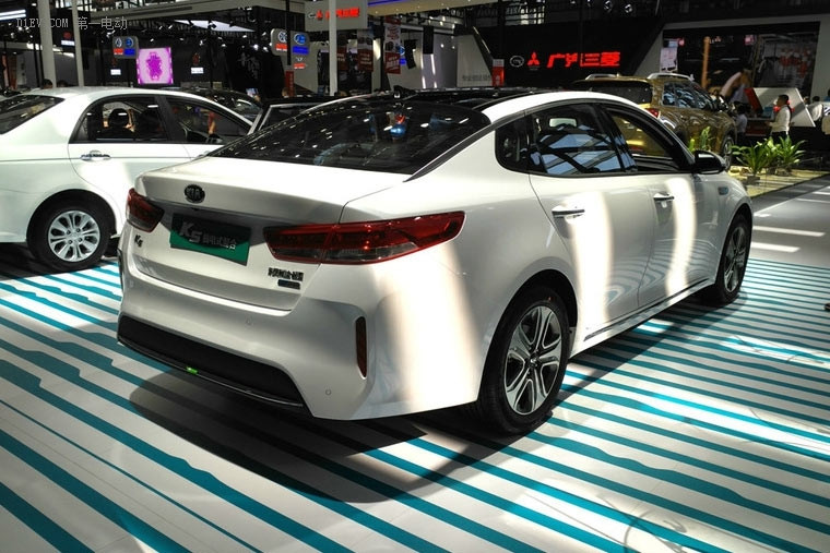 2017深港澳車展：國產(chǎn)K5插電混動版發(fā)布