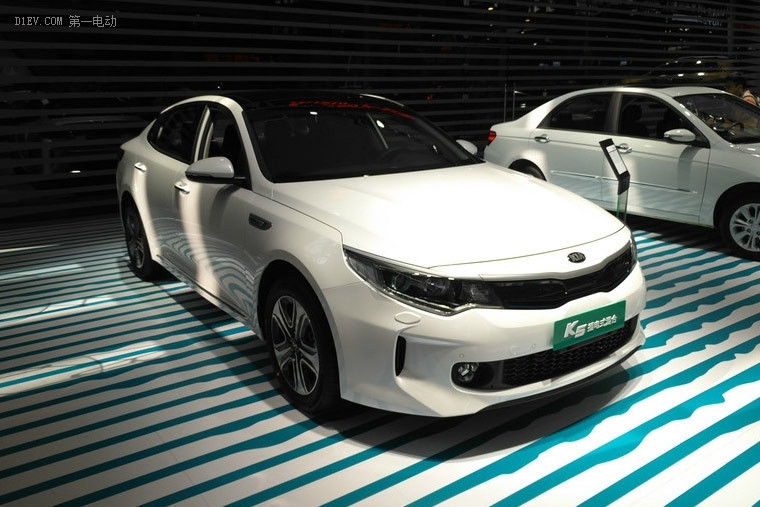 2017深港澳車展：國產(chǎn)K5插電混動版發(fā)布