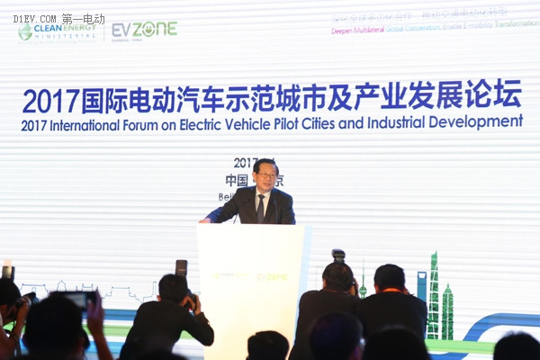 萬鋼：每隔四年新能源汽車電池能量密度提高一倍，成本降低約50%