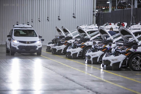 General Motors выпустила первую партию из 130 беспилотных электромобилей Chevrolet Bolt