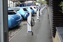 【一周热点】两会热议新能源汽车 充电桩建设潮起