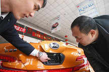 新能源车价高充电难 天津市民看多订少销售遇阻