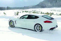 保时捷Panamera S EHybrid在雪地驰骋