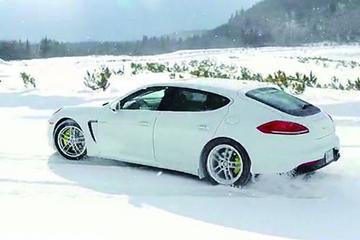 保時捷Panamera S EHybrid在雪地馳騁