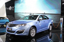 国内车市首个O2O电商平台上线 荣威550插电强混轿车开卖