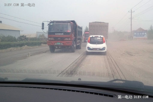 路上行駛的有不少大卡車和大貨車