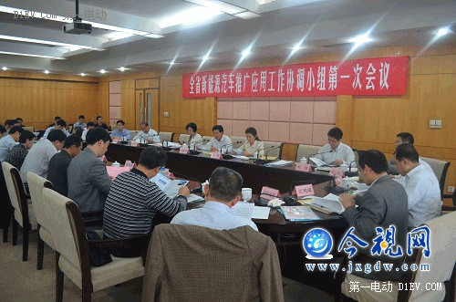 今年至2015年，江西省級財政配套預(yù)算1億元，支持南昌、宜春等七城市推廣應(yīng)用5300輛新能源汽車。