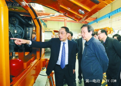 中共中央政治局委员、国务院副总理马凯在中联重科股份有限公司考察。 