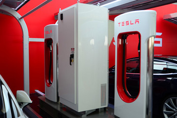 汉能揭秘携手特斯拉细节：薄膜光伏成“离网”充电最佳方案