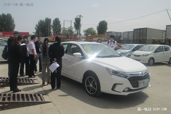 第一電動(dòng)看車(chē)團(tuán)試駕比亞迪秦