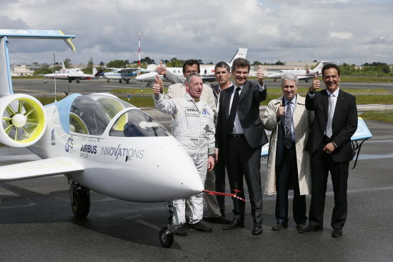 空客集团“E-Fan”电动试验飞机的首次公开演示飞行。