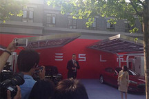 马斯克出席交车仪式 9位车主成为第一批特斯拉用户