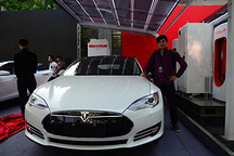 等待近半年 馬斯克向首批Model S中國車主交鑰匙