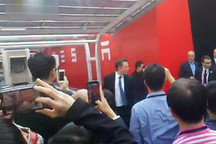 特斯拉CEO馬斯克北京交車儀式出場引歡呼
