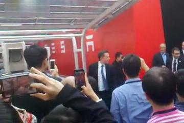 特斯拉CEO马斯克北京交车仪式出场引欢呼