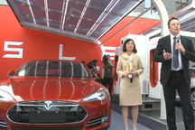 特斯拉CEO向中国用户交付首批Model S