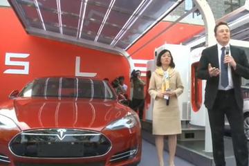 特斯拉CEO向中国用户交付首批Model S