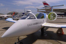 法国空客集团首次公开演示飞行E-Fan电动试验飞机