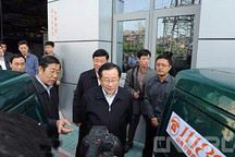 万钢考察天津津门湖电动汽车充换电站