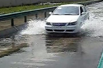 中科力帆純電動換電車涉水實驗