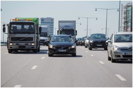 正在道路上行驶的沃尔沃无人驾驶汽车