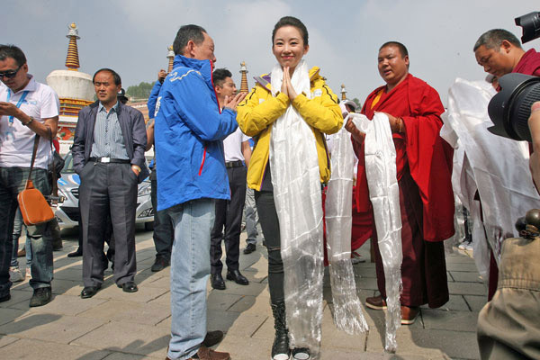 活佛赠送潘晓婷哈达