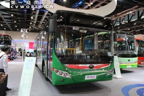 宇通客车展示的ZK6120CHEVNPG4型气电混合动力城市客车.jpg