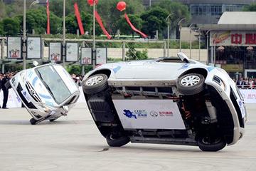 碉堡了！電動(dòng)汽車也能玩單邊行駛