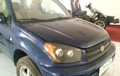 公司大廳內(nèi)展示的新能源汽車。