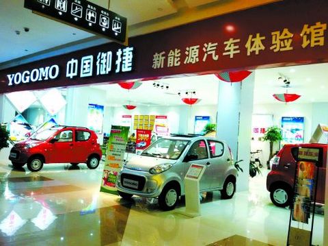 身形娇小、可容两人乘坐的低速电动四轮车，日前成为郑州市街头的一道风景。“这种车外形很酷，节能环保，停车方便，行驶1公里花费约一毛钱。”市民张先生说。