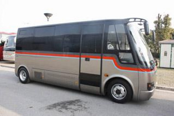 南昌首台6.5米纯电动登上庐山 百公里运行成本仅40元