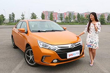 科技感十足 加速驚人 美女試駕比亞迪秦
