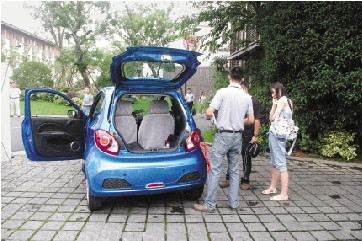 在小區(qū)里，眾泰微型電動(dòng)車停車很方便。