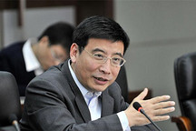 苗圩：新能源汽車產(chǎn)業(yè)邁入成長期 電池壽命標(biāo)準(zhǔn)提高