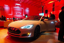 Tesla Model S P85D四驅/自動駕駛演示