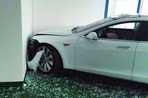 南京一特斯拉車主事故 車主稱“失控”