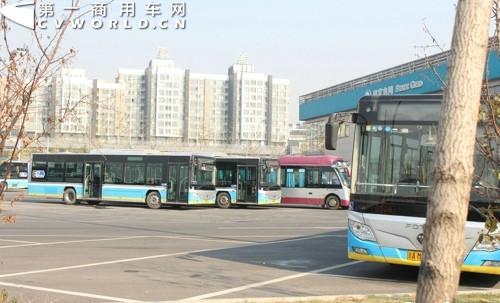 四惠公交樞紐站東側(cè)的國(guó)家電網(wǎng)充換電站