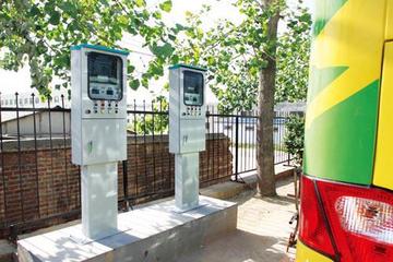 山东潍坊市建成首座电动汽车充电站 每天充60辆