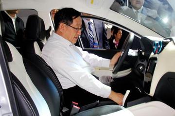 万钢亲临广州车展 赞买自主新能源车划算