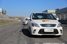 進(jìn)化就得動(dòng)真格　別樣體驗(yàn)北汽新能源EV200純電動(dòng)汽車