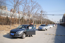 電動車環(huán)保志愿者在行動：免費接送搭乘地鐵的朋友