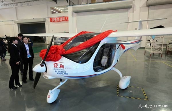 沈產(chǎn)電動輕型飛機上市售價近百萬 充電2小時可飛45分鐘