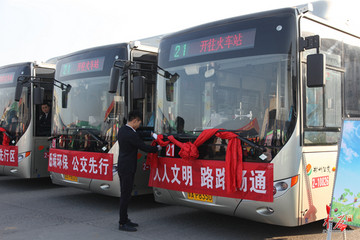郑州602台新能源公交车上路 服务市民春节出行