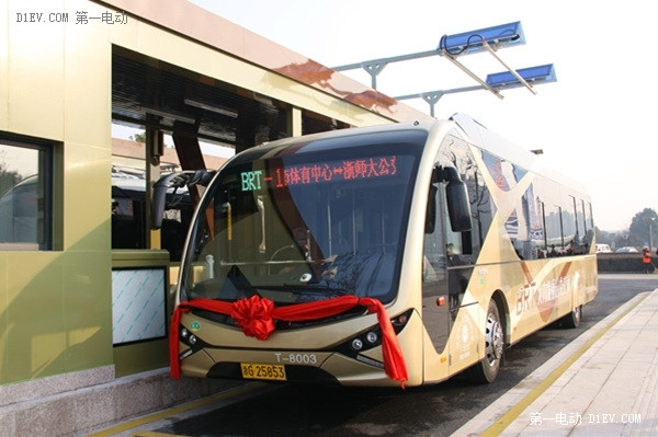 青年12米快速充電公交車(chē)