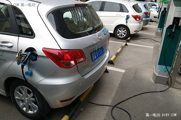 与绿狗共游京城 体验北汽新能源E150EV