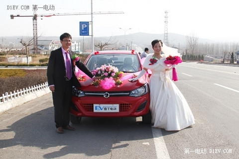 不浮夸，雷丁电动汽车“十度电婚礼”拷问当今社会风气